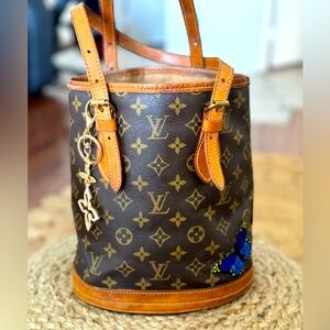LOUIS VUITTON
Monogram Bucket Petit shoulder bag